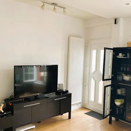 펜션 Cosy Town House With Its Beautiful Terrace 도빌